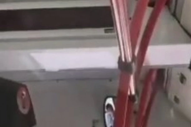 (VIDEO) DA LI SE SMEJATI ILI PLAKATI?! Lagano vozio trotinet, dok je iza njega PREPUN AUTOBUS milio kroz Žarkovo!