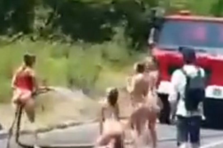 Žene ulicama gole šetaju gole žene
