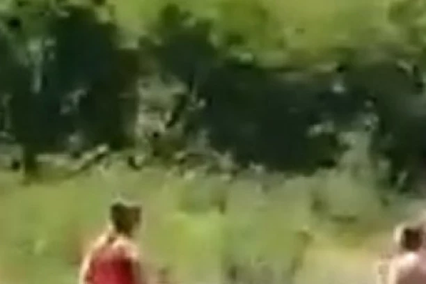 (VIDEO) GOLE ŽENE OTELE VATROGASNO VOZILO KOD KOTORA! Polivale se vodom iz cisterne, SVE NA IZVOL'TE!