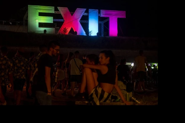 (FOTO, VIDEO) LJUBAV I EGZIBICIONIZAM NA EXITU: Pogledajte ŠOKANTNE SCENE mladih parova u VRELIM POZAMA!