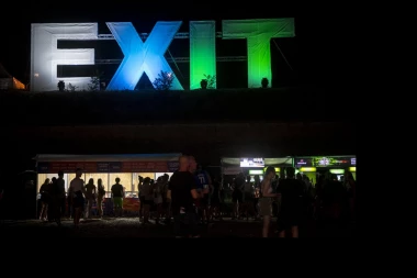 (FOTO) NOVA MODA NA EXIT-U: Uskoro će devojke hodati GOLE!