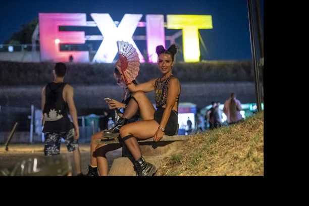 (FOTO) TOP DESET EXIT AUTFITA: Neki su kreativni, neki GOLI, a ima i samo LUDIH!