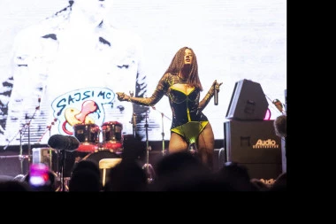 (VIDEO) OD PADA DONJEG VEŠA DO RUKE IZMEĐU NOGU: Muškarci su se potpuno pogubili kad su videli SAJSI MC u OVOM IZDANJU!