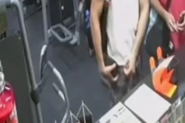 SILEDŽIJA KOJI JE IZUDARAO DEVOJKU U TERETANI TVRDI DA JE SA MARSA: Poslao me vrhovni vladar, ja sam kralj ovde