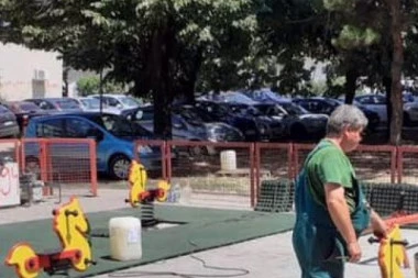 (FOTO) VESIĆ: Grad obnavlja spaljeno igralište u naselju Braće Jerković