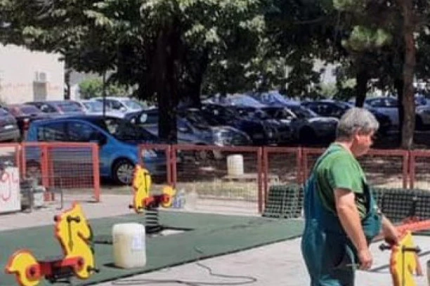 (FOTO) VESIĆ: Grad obnavlja spaljeno igralište u naselju Braće Jerković