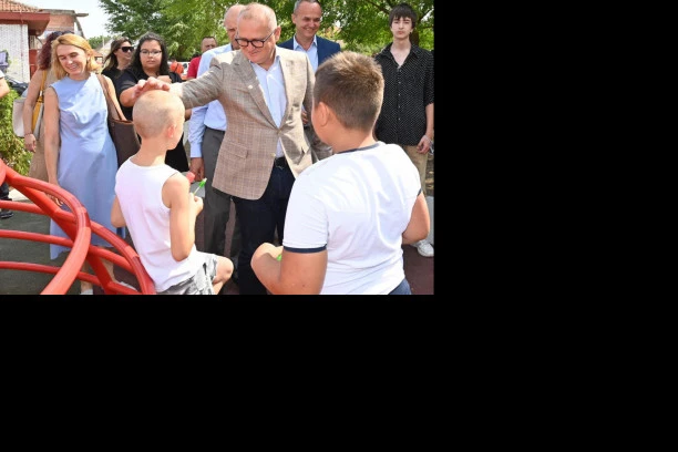 (FOTO) Otvoreno rekonstruisano dečije igralište u Bečmenu