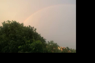 BEOGRAĐANI ŠOKIRANI PRIZOROM NAKON PLJUSKA: Žuto nebo i dupla duga! (FOTO)