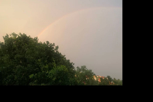 BEOGRAĐANI ŠOKIRANI PRIZOROM NAKON PLJUSKA: Žuto nebo i dupla duga! (FOTO)