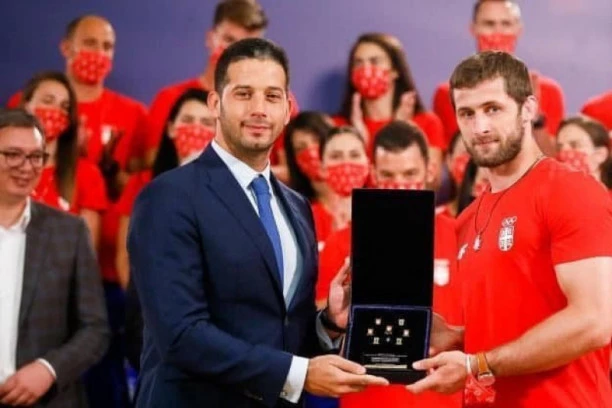 (VIDEO) ČAST MI JE... Kukolj primio amajliju, pa se zahvalio predsedniku Vučiću i državi na PODRŠCI pred OI!