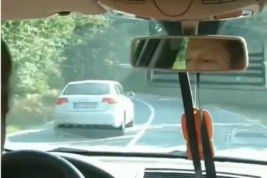 ŽENO, DA  LI SI NORMALNA? Slika se i vozi u kontra smeru, za dlaku izbegla dva udesa (VIDEO)