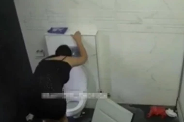 (VIDEO) SCENA KOJA JE ZGROZILA JAVNOST PRED SAMO FINALE ZADRUGE: Miljana uhvaćena u toaletu kako POVRAĆA, KAMERA SVE USNIMILA!