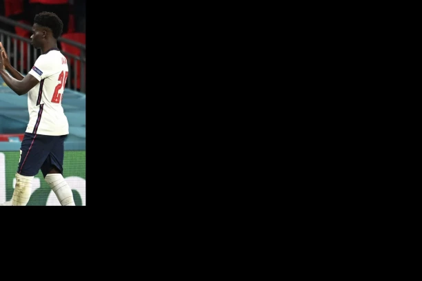 (VIDEO) MISLE SAMO NA ONE STVARI: Fudbaleri Engleske pred finale uhvaćeni u AKCIJI sa mladim devojkama!