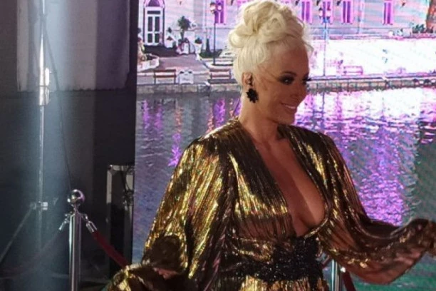 (FOTO) VODITELJKA PINKA POKAZALA TETOVAŽU NA INTIMNOM DELU: Dušica Jakovljević grmi u kupaćem, a svi su primetili OVO!