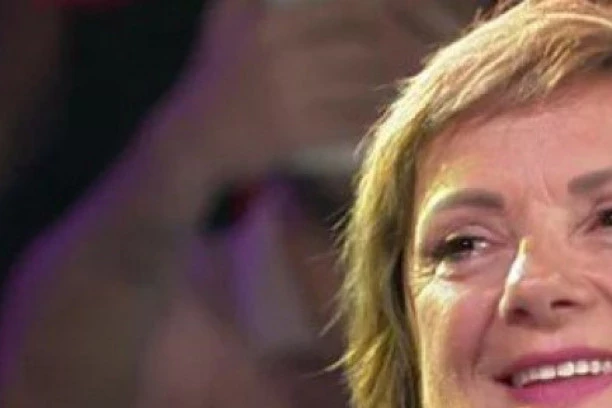 (VIDEO) KIJA ZAPRETILA MAJCI: Ako treba piješ iz onih čašica, ali O OVOME ne pričaš!