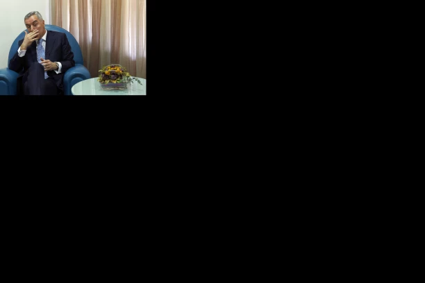 Stoji i sluša šta mu se priča! Nećete verovati gde je bio Milo Đukanović na Vidovdan 1989.! Ove snimke i slike najradije bi danas izbrisao i zapalio! (VIDEO/FOTO)