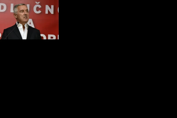 MILO UPOREDIO SREBRENICU I HOLOKAUST! Bedo crnogorska, đe ti je obraz: Okitio se simbolom kojim se Srbi krive za genocid, a onda napisao ŠOKANTNU PORUKU!