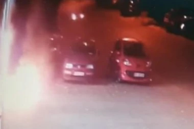 (VIDEO) MUŠKARAC ZAPALIO TERETANU U BORČI, PA ZAPALIO I SEBE: Sumnja se na osvetu zbog tuče od pre 2 meseca