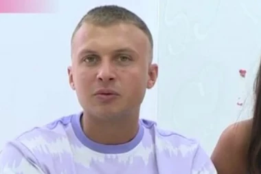 (FOTO) UŽIVAJU U LUKSUZU U VILI NA ZVEZDARI: Jovana i Karić pokazali šta rade noću, od ovog prizora će vam se zavrteti u glavi!