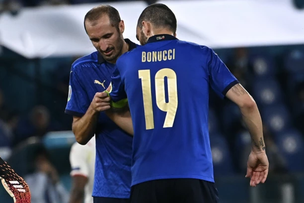 (FOTO) SA VEMBLIJA U TROJKU: Procurila fotka Bonućija i Kjelinija iz kreveta! Žive san svakog muškarca