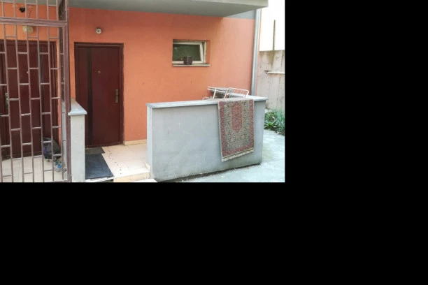 (FOTO/VIDEO) REPUBLIKA U RAKOVICI! U ovoj kući se odigrao krvavi pir: Uhapšena žena koja je nožem izbola muža!