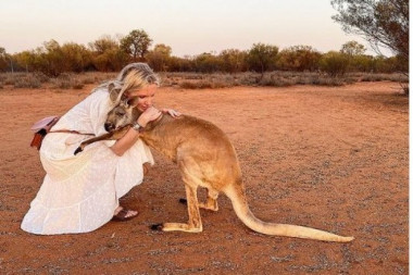 OSVEŽENJE ZA DUŠU: Pogledajte kengura koji grli ljude iz zahvalnosti (FOTO + VIDEO)