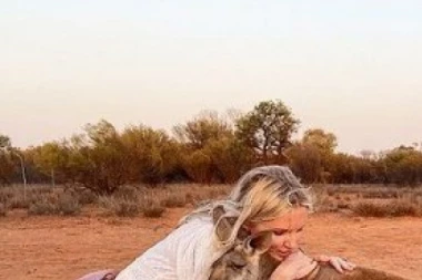 OSVEŽENJE ZA DUŠU: Pogledajte kengura koji grli ljude iz zahvalnosti (FOTO + VIDEO)