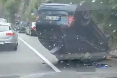 (VIDEO) GLASALA PROTIV REZOLUCIJE O SREBRENICI: Crnogorska poslanica doživela saobraćajnu nesreću, automobil se PREVRNUO NA KROV!
