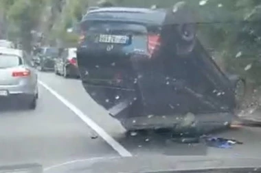 (VIDEO) GLASALA PROTIV REZOLUCIJE O SREBRENICI: Crnogorska poslanica doživela saobraćajnu nesreću, automobil se PREVRNUO NA KROV!