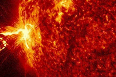 DANAS MOGUĆ NESTANAK STRUJE: Velika solarna baklja udariće u Zemlju, a evo KAKVE bi probleme to moglo da izazove MILIJARDAMA ljudi!