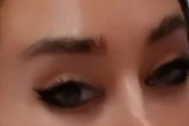 (FOTO) LEŽAO JE IZVRNUT NA PODU: Drama Ane Korać, starleta posle bolnice našla njega nasred stana!