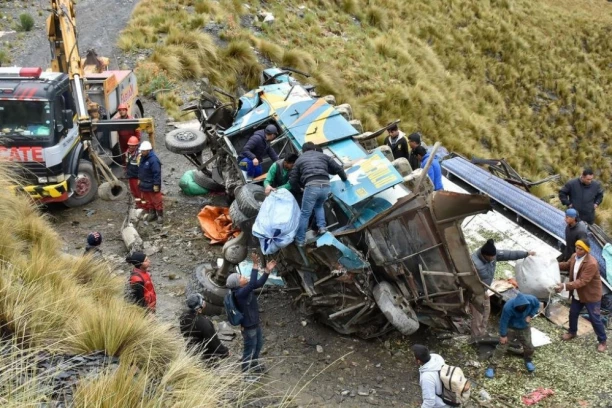 VIŠE OD TRIDESET MRTVIH! Autopus sleteo u provaliju, pao sa visine od čak 800 metara!