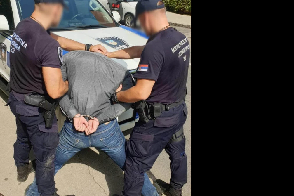 (FOTO) UHAPŠEN RAZBOJNIK NA VOŽDOVCU: Uz pretnju pištoljem od radnica pošte ukrao 2,7 miliona dinara