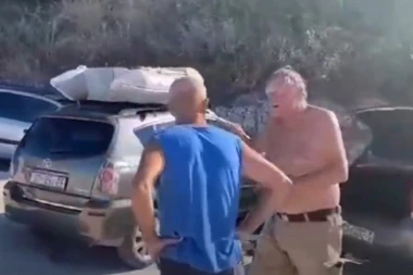 (VIDEO) NESTVARNE SCENE: Penzioneri se potukli zbog saobraćajke, SEVALE PESNICE nasred ulice!