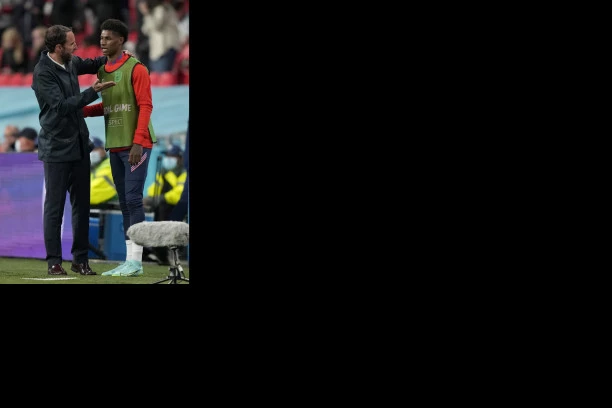 NIJE MOGAO DA PREĆUTI: Englez ZAPUŠIO usta navijačima posle poraza od Italije!