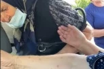 (VIDEO) BABE SE ŽESTOKO POSVAĐALE ZBOG TAKSIJA: Starica sela drugoj u krilo na silu, krenulo gurkanje, a onda je rasprava eskalirala!