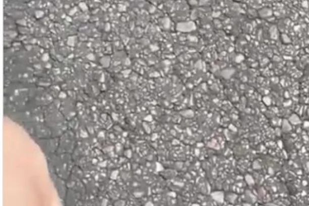 PAKAO NA ZELENOM VENCU: Toliko je vruće da se čak i ASFALT TOPI! (VIDEO)