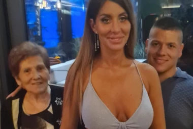 NIKAD EMOTIVNIJA SCENA U DOMU SLOBE RADANOVIĆA: Pevač objavio fotku sa majkom Draginjom, nakon problema sa ZDRAVLJEM, svi su primetili OVO! (FOTO)