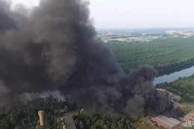 (VIDEO) POŽAR U FABRICI PLASTIKE U BRČKOM: Zacrnelo se nebo od dima, POVREĐENO VIŠE LJUDI