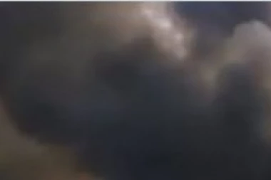 (VIDEO) OGROMAN POŽAR U LUCI BEOGRAD: Crni dim obojio nebo, čuju se detonacije