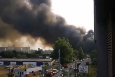 (VIDEO) OGROMAN POŽAR U LUCI BEOGRAD: Crni dim obojio nebo, čuju se detonacije