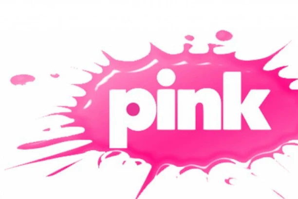 VRELO IZDANJE VODITELJKE PINKA! Pevačici i njoj zamalo SEVNULE gaćice, svi gledaju u njihove izvajane NOGE! (FOTO)