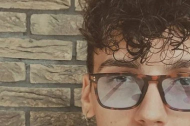 NAŠ PEVAČ HOSPITALIZOVAN, DOKTORI MU SAOPŠTILI VESTI O BOLESTI: Primetio je OVE simptome, a kada je saznao šta mu se desilo... (FOTO)