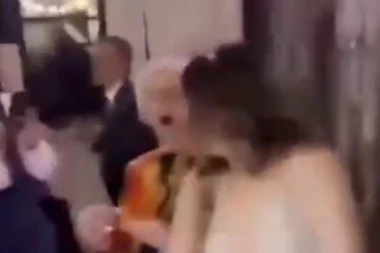 (HIT VIDEO) MLADA SE ZANELA, PA ZADNJICOM ODUVALA BABU! Ovo morate videti: Nećete znati da li da se smejete ili plačete!