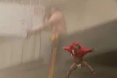 (VIDEO) MAJKA BACILA BEBU KROZ PROZOR DA JE SPASE IZ ZAPALJENE ZGRADE I OD ULIČNIH BANDI! Scena koja ledi krv!