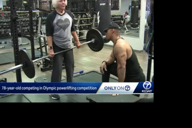 SUPER-BAKA NA TAKMIČENJU U DIZANJU TEGOVA: Penzionerka doživela povredu kičme u saobraćajki, a onda je ODLUČILA da se posveti TRENIRANJU! (VIDEO)