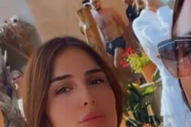 (FOTO) ANASTASIJA I PRIJOVIĆKA ZAJEDNO NA MORU: Pevačice bez ŠMINKE PRELEPE, a društvo im PRAVI ON!