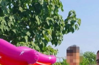 (VIDEO) KRENUO TATINIM STOPAMA: Sin Darka Lazića zapevao na sav glas, a tek mu je 2 godine!