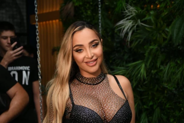 TRUDNA MAJA BEROVIĆ KONAČNO POKAZALA STOMAK!? Svi su iznenađeni novim IZDANJEM PEVAČICE, društvene mreže se USIJALE od KOMENTARA! (FOTO)