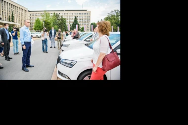 Ministar Lončar uručio Inspekciji i Zavodima za javno zdravlje 46 novih vozila